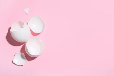 Broken egg shells on pink background Foto stock