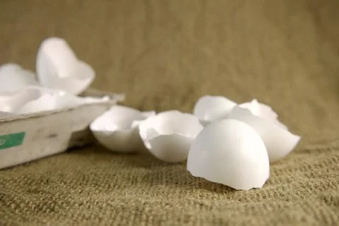 Broken eggshell on brown canvas Foto stock