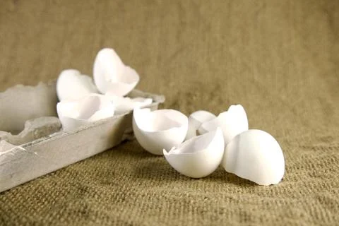 Broken eggshell on brown canvas Foto stock