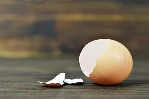 Broken eggshell on wooden background Stock-Fotos