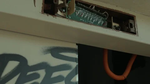 Broken Elevator Door Closing, Graffiti 库存影片 91410765
