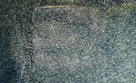 Broken glass background with pattern with the city in the background. Destruc Foto stock