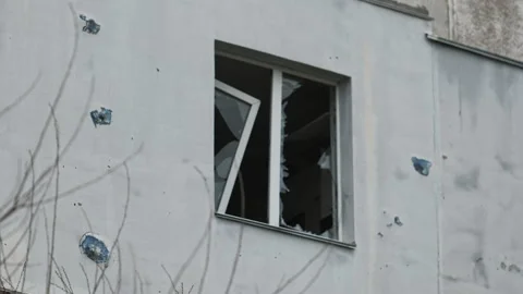 Broken glass of a multi-storey building due to a Russian shell Vidéo 200918293
