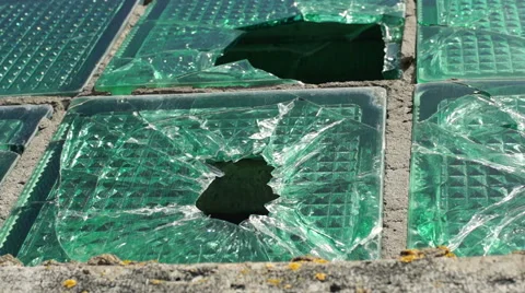 Broken glass pierced by bullet 库存影片 57323045