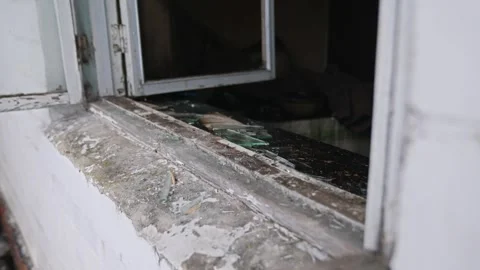 Broken glass window of an old burnt wooden house Vidéo 330046998