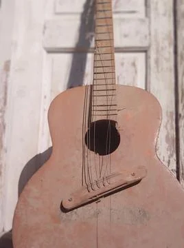 Broken guitar 스톡 사진