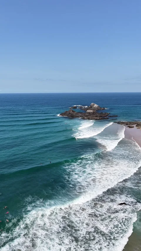 Broken Head Surf Break From Above, New South Wales - Vertical Видео 347123618