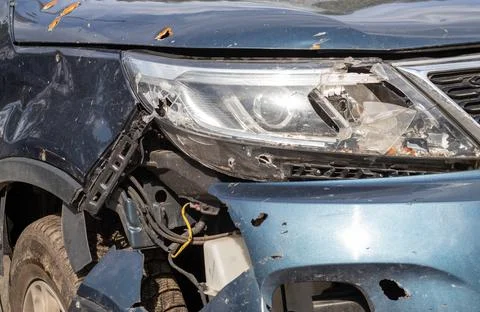 Broken headlights as a result of a collision. Broken blue car after an accide Stock-Fotos