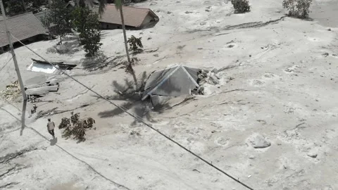 BROKEN HOUSE BECAUSE OF COLD LAVA IN RENTENG VILLAGE, LUMAJANG Video stock 166811389