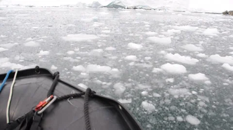 Broken ice in Antarctic ocean 스톡 동영상 33579130