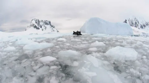 Broken ice in Antarctic ocean 스톡 동영상 33579195