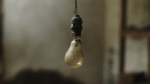 A broken light bulb looks terrible Video stock 232082904