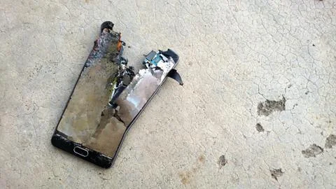 Broken mobile phone 스톡 사진