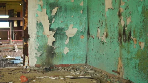 A broken Old Green paint on the wall, the old destroyed building Видео 57324152
