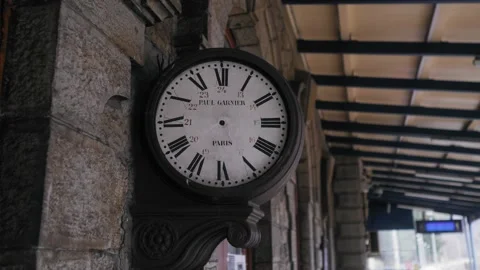 Broken old train station clock 動画素材 167667363