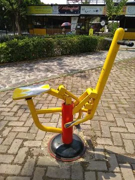 A broken paddle rowing machine that is in a garden Stock Photos