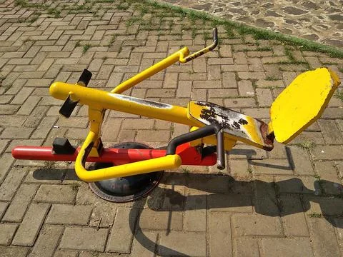 A broken paddle rowing machine that is in a garden Stock Photos