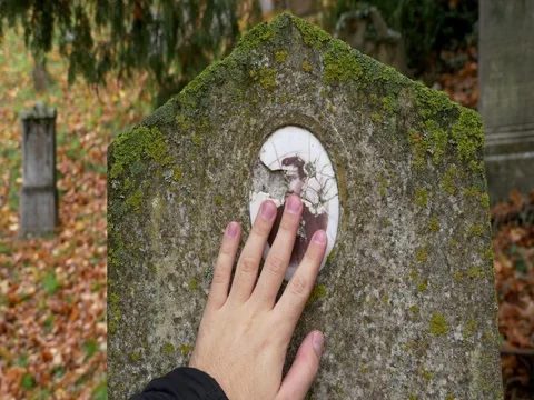 Broken picture on tombstone 스톡 동영상 82578012