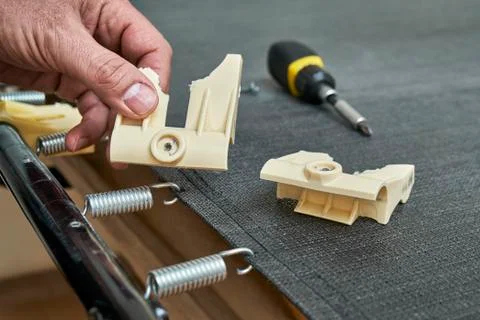 Broken plastic bed slat holder in mechanic's hand Foto stock