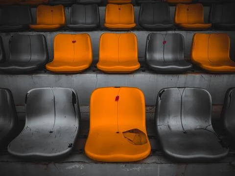Broken plastic seats at a stadium. Empty seats at an outdoor stadium. Foto stock