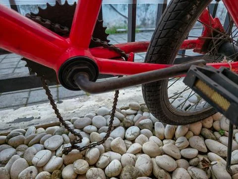 Broken rusty bicycle chain with red frame 스톡 사진