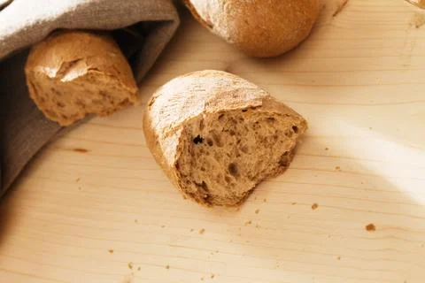 Broken rye bun Foto stock