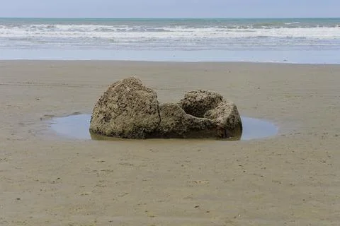 The broken shell of a Moeraki Boulder on Koekohe beach at low tide. Foto stock