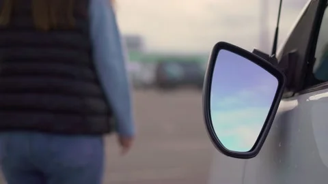 Broken off side rearview mirror on car. White auto on parking after accident. Vidéo 161037496