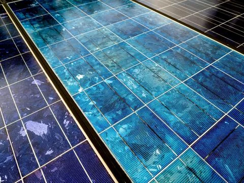 Broken solar panel with tree shadow. Blue solar energy plate detail for green Foto stock