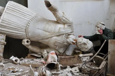 Broken statue and man with plaster mask fragment Stock-Fotos
