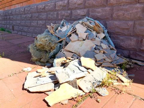 Broken stone wall tiles from  facade of  house.  mountain of broken facing st Foto stock