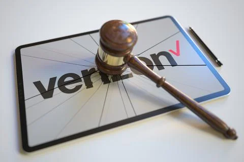 Broken tablet computer screen with logo of VERIZON and judge's gavel. Editorial Stockillustratie