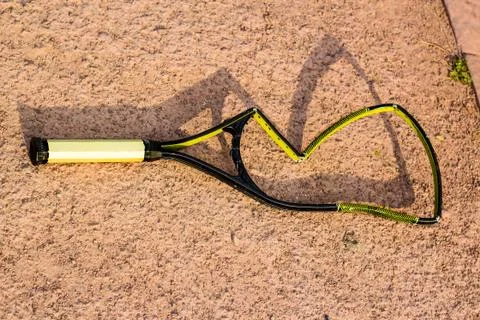 Broken tennis racket Foto stock