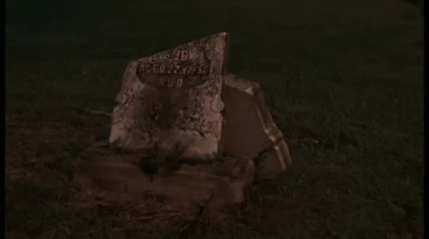 Broken Tombstone Stockbeeldmateriaal 11625379
