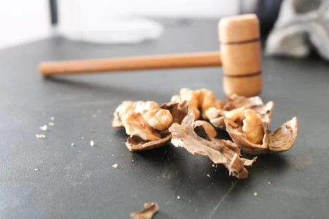 Broken walnuts with shells and pestle Foto stock