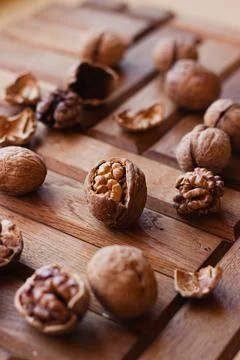 Broken walnuts on a wooden background. split nuts near the nutcracker Foto stock
