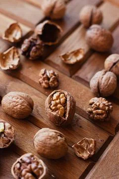 Broken walnuts on a wooden background. split nuts near the nutcracker Stockfoto's