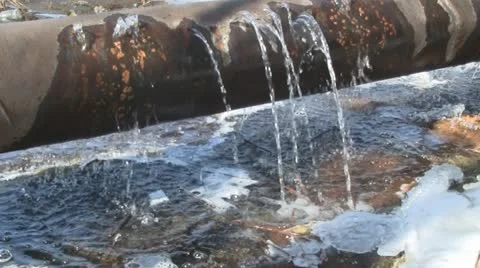 Broken water pipe Stockbeeldmateriaal 10806114