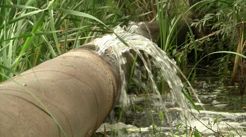 Broken water pipe Stockbeeldmateriaal 28762947