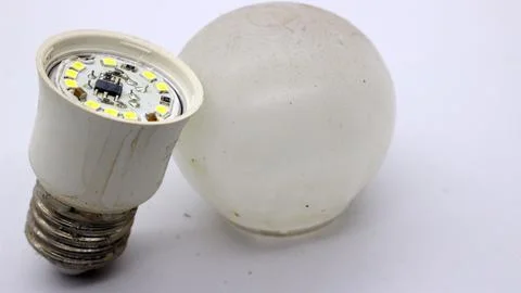 Broken white bulb isolated Foto stock