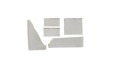 Broken white plaster corner and flat pieces on floor Ilustración de archivo