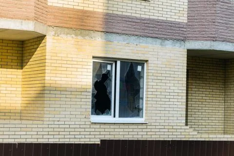 Broken window on an abandoned construction site after developer bankruptcy 库存照片