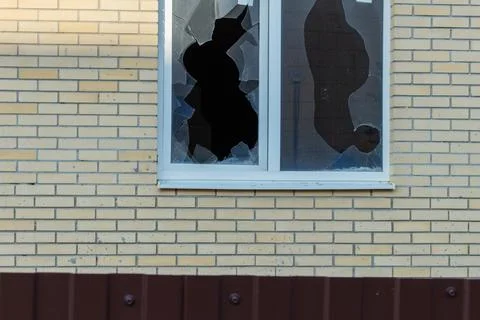 Broken window on an abandoned construction site after developer bankruptcy 库存照片