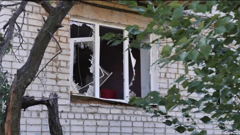 Broken window after missile strike, bombing and explosions in Ukraine. Close-up. Vídeos de archivo 220352773