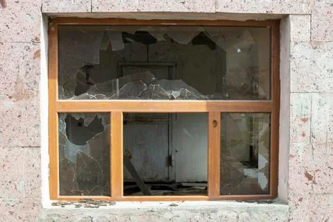 Broken window Stockfoto's
