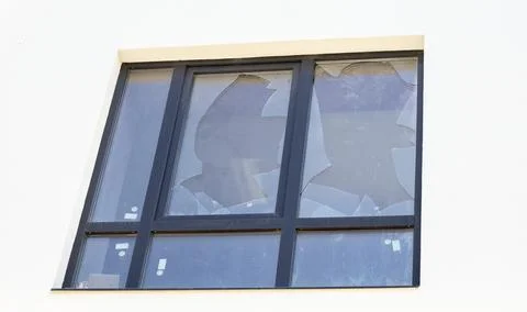 Broken window of a residential building, sharp pieces of glass sticking out.  Stock-Fotos
