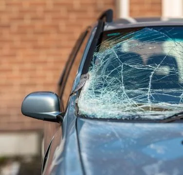 Broken windscreen of a blue car. Stock-Fotos
