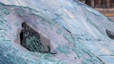 Broken windshield from a car accident. The windshield of the car was broken.  Foto stock