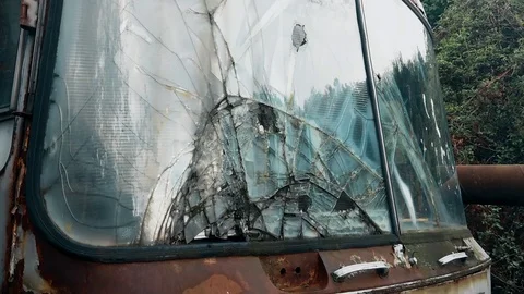 A broken windshield on an old and abandoned truck Vídeo Stock 109094095