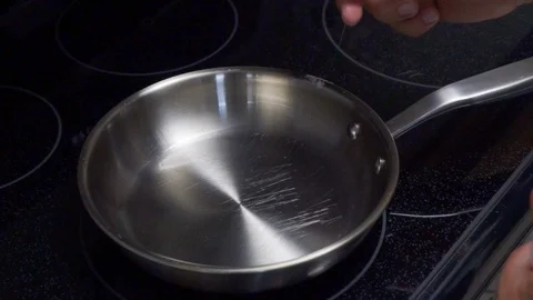 Broken yoke on a skillet 動画素材 114763429